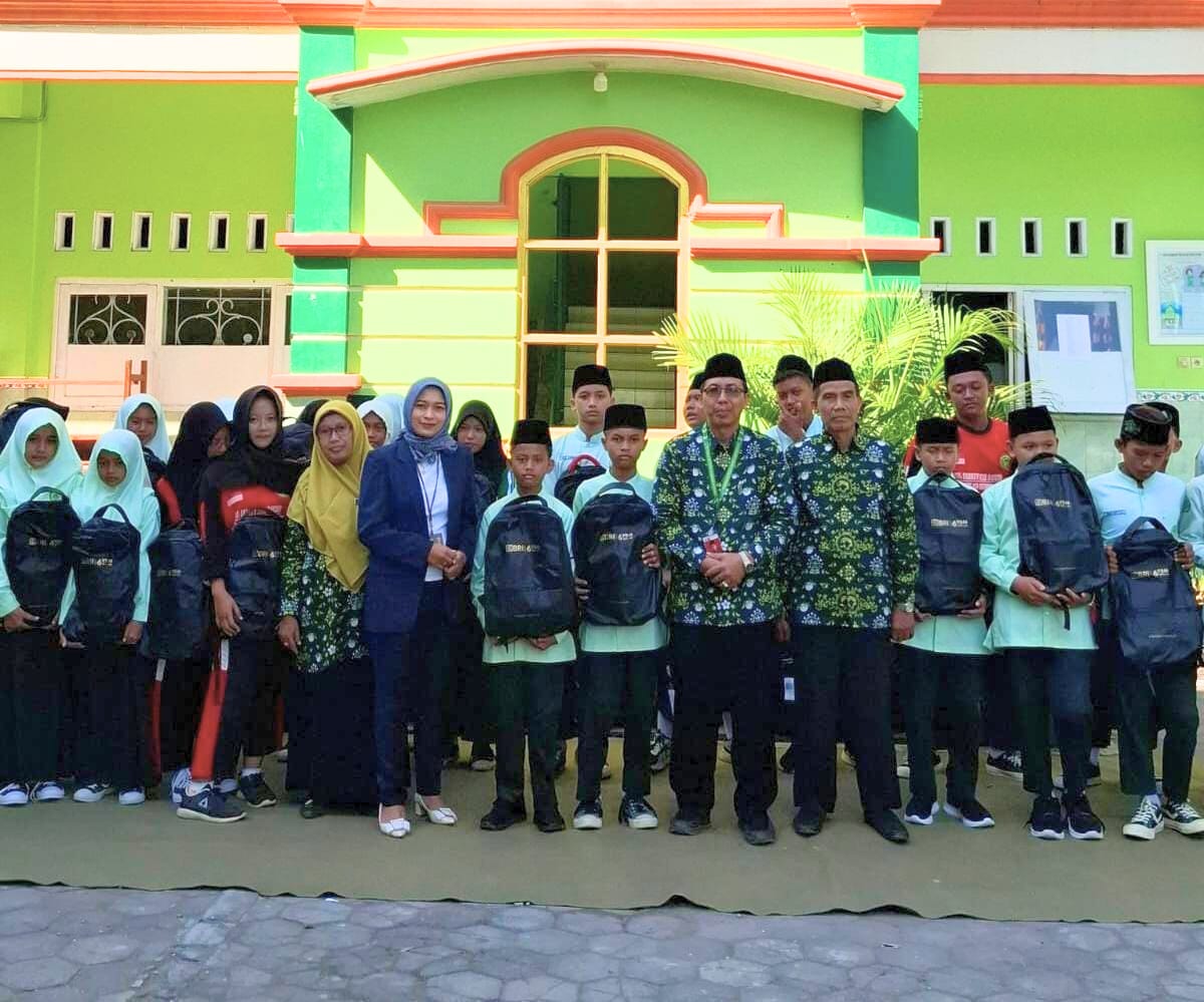 YBM BRILiaN Beri Bantuan untuk Puluhan Murid MTs di Pati