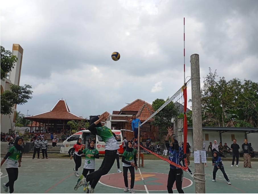 Raih Medali Emas, Tim Voli Putri Kontingen Ma’arif Kudus Tumbangkan Kontingen Ma’arif Wonosobo