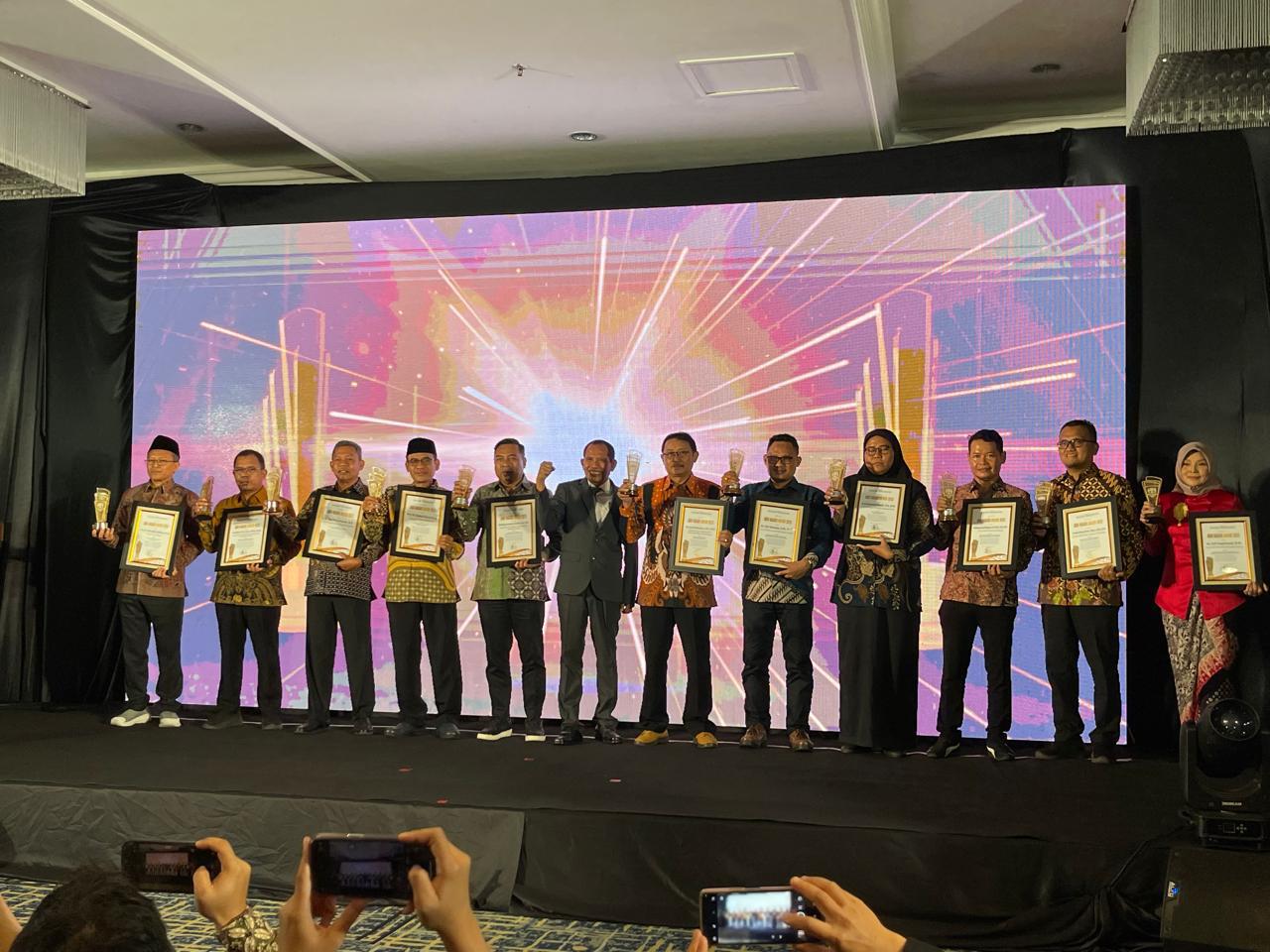 Lama Berkiprah, Prof Syamsul Dosen UIN Walisongo Dapat Penghargaan