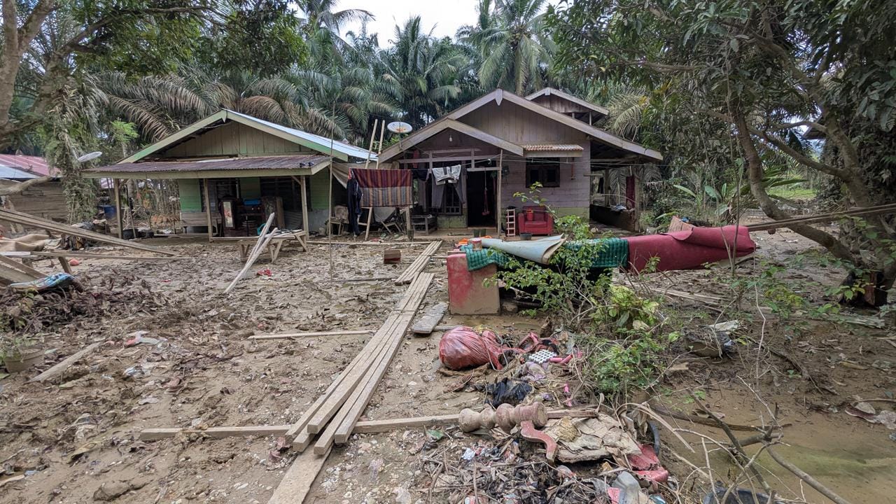 Relawan NU Tembus Wilayah Terisolir Banjir Aceh Timur, Salurkan Bantuan untuk Warga Desa Dataran indah