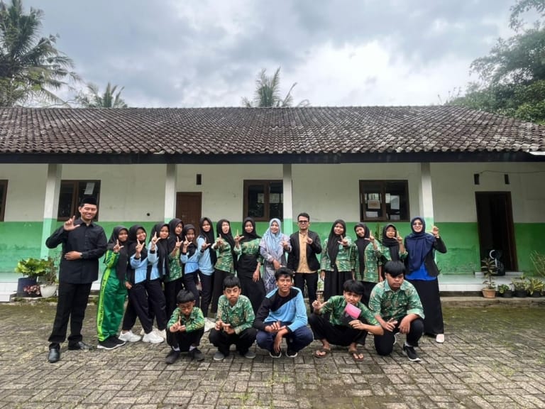 Ubah Curhat Jadi Cuan: Satupena Temanggung Motivasi Siswa MTs Ma’arif Nurul Huda Lewat Literasi