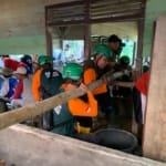 Relawan NU dan Warga Gotong Royong Pindahkan Rumah Pasca Banjir Bandang di Peunaron Aceh