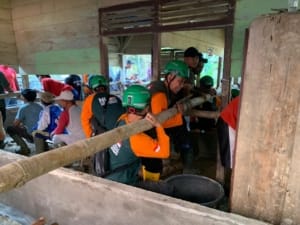 Relawan NU dan Warga Gotong Royong Pindahkan Rumah Pasca Banjir Bandang di Peunaron Aceh