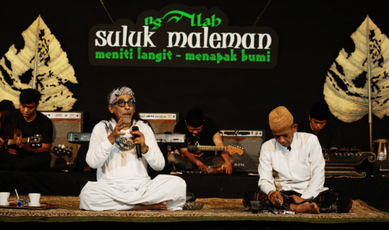 Keterangan foto: Anis Sholeh Ba’asyin dan KH. A. Nawawi Cholil dalam NgAllah Suluk Maleman “Kita, Agama, Kuasa” yang digelar di Rumah Adab Indonesia Mulia, Sabtu (23/5).