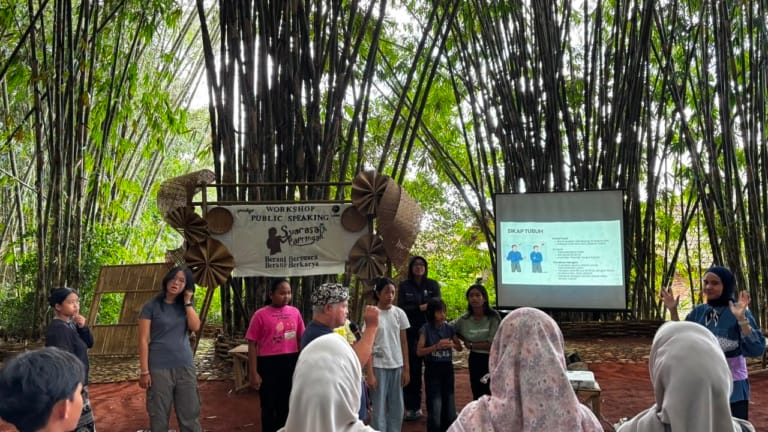 Workshop Public Speaking “Suarasa Papringan” Hadir untuk Tingkatkan Kepercayaan Diri Remaja Pasar Papringan