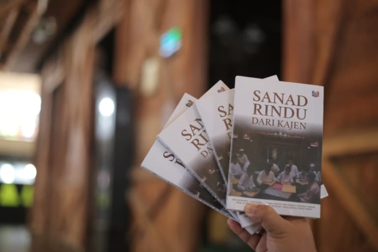 Menyusuri Jalur Silsilah Perasaan Lewat Buku "Sanad Rindu dari Kajen"