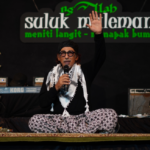 Keterangan foto: Anis Sholeh Ba’asyin dalam NgAllah Suluk Maleman “Kawah Candradimuka Kesabaran” yang digelar di Rumah Adab Indonesia Mulia, Sabtu (17/10).