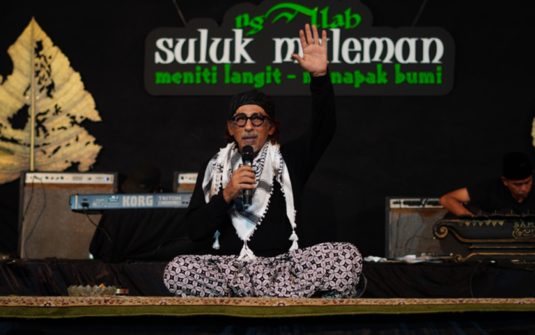 Keterangan foto: Anis Sholeh Ba’asyin dalam NgAllah Suluk Maleman “Kawah Candradimuka Kesabaran” yang digelar di Rumah Adab Indonesia Mulia, Sabtu (17/10).