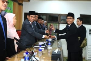 Sosok Arief, Guru MI Mantan Loper Koran Raih Doktor UIN Walisongo