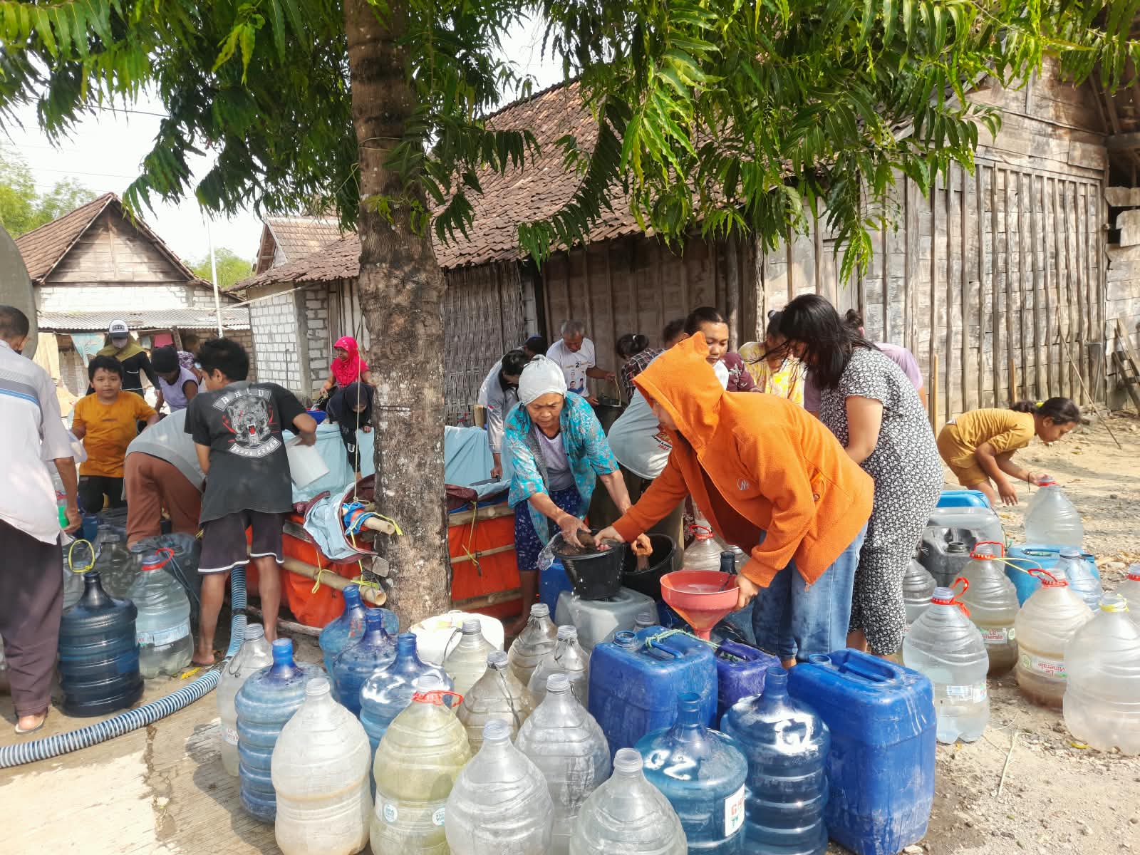 Mahasiswa PMI IPMAFA Salurkan Bantuan Air Bersih ke Empat Desa Terdampak Kekeringan di Pati
