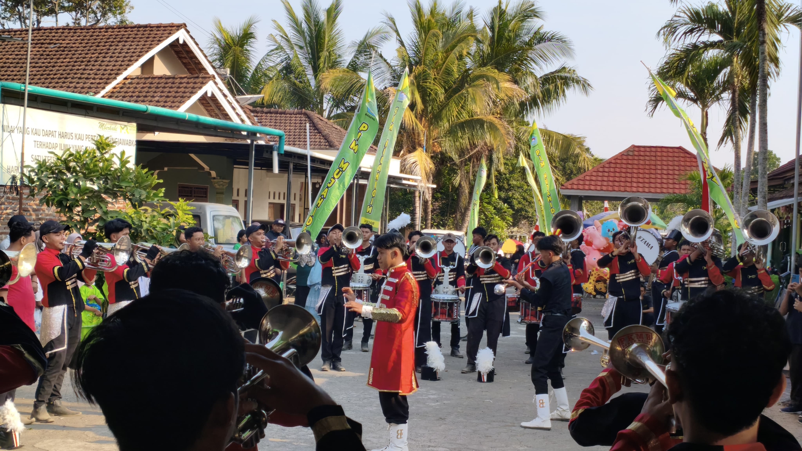 Peringati Hari Santri dan Haul Masyayikh, Yayasan PIM Mujahidin Bageng Gelar Karnaval Pawai Ta'aruf